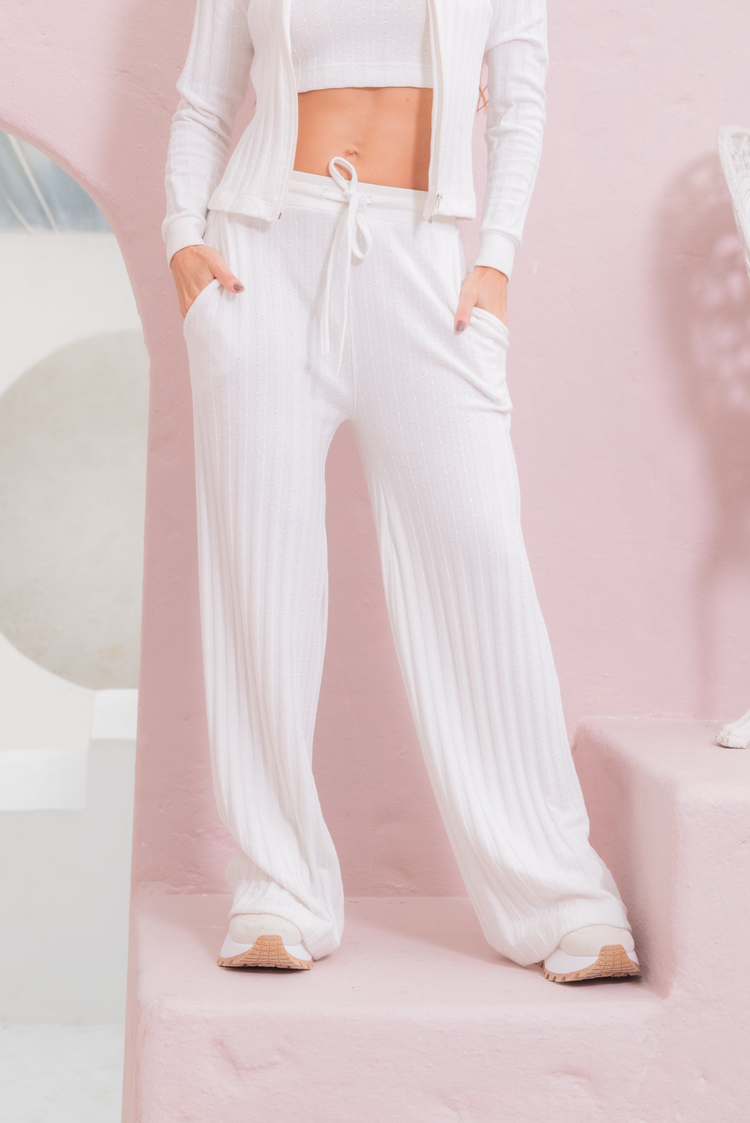 sv002 detalle pantalon blanco bota amplia y largo fresco 